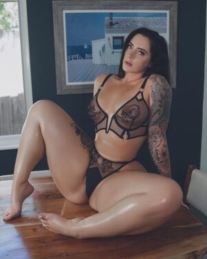 Naomi Foxx nude 2