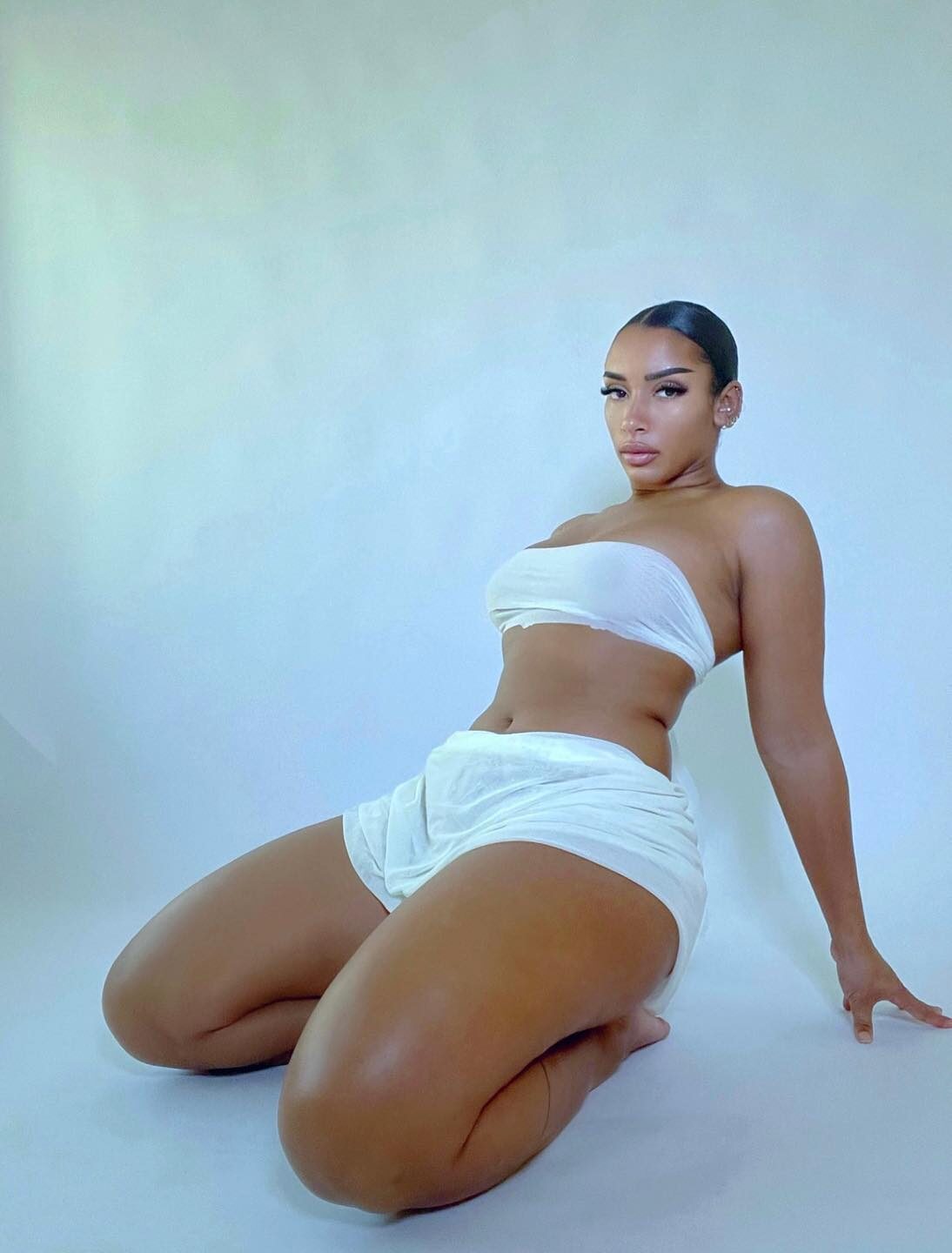 Naomi Sharon nude 4