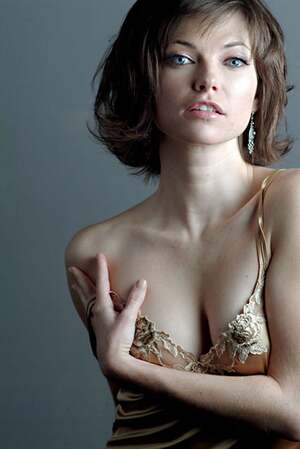 Nicole De Boer nude 4