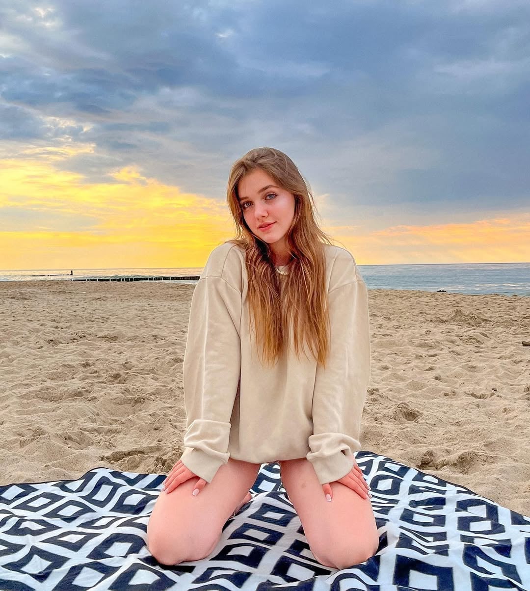 Nicole Weclawiak nude 3
