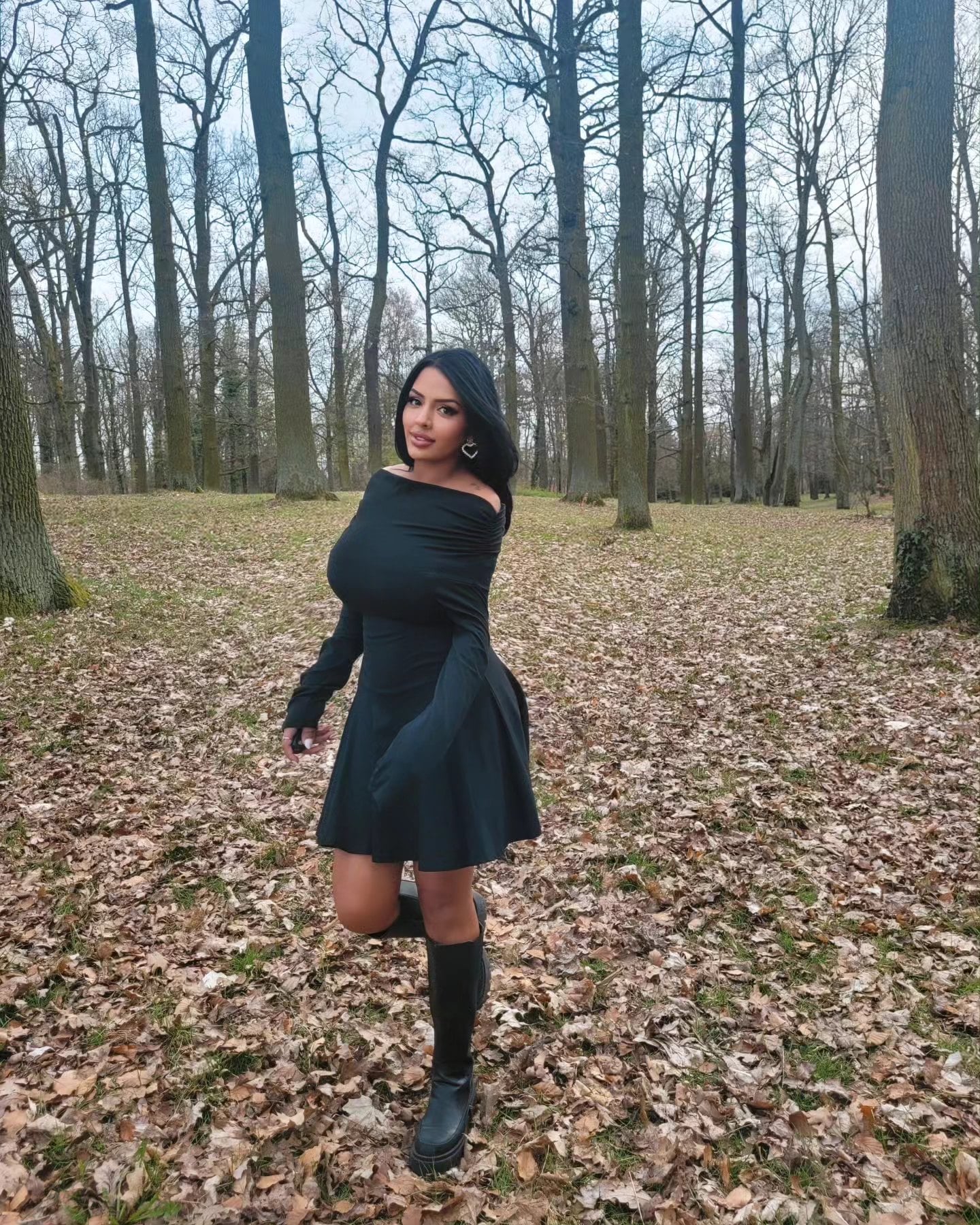 Nivien Kharbeiti nude 3