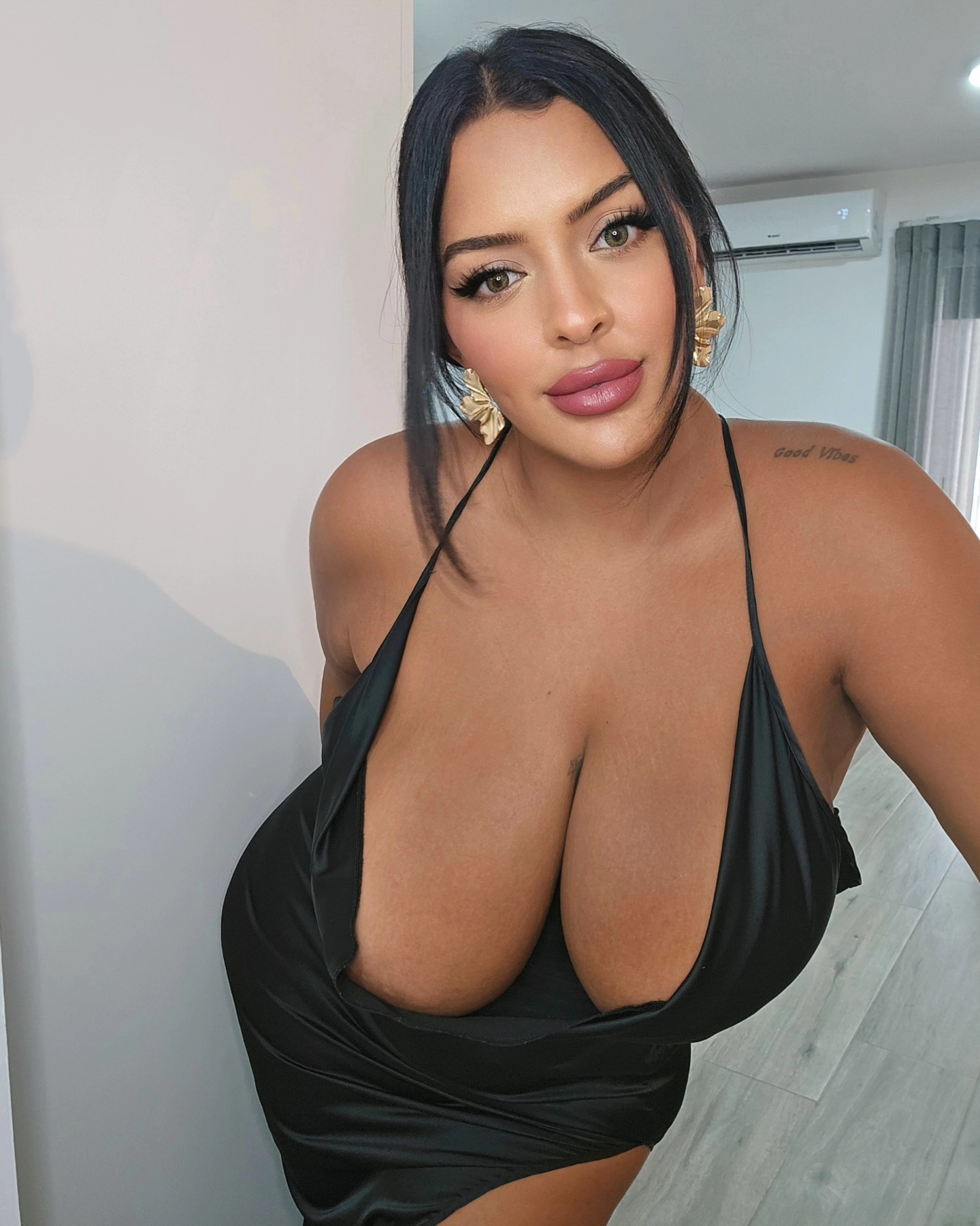 Nivien Kharbeiti nude 9