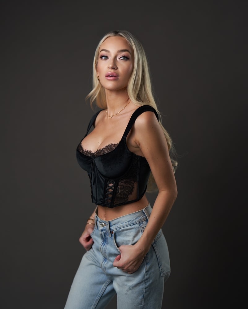 Oliwia Swiergiel nude 4