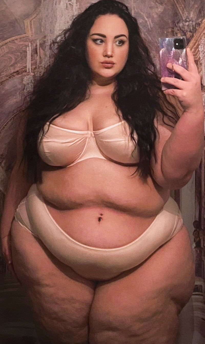 Plump Princess nude 1