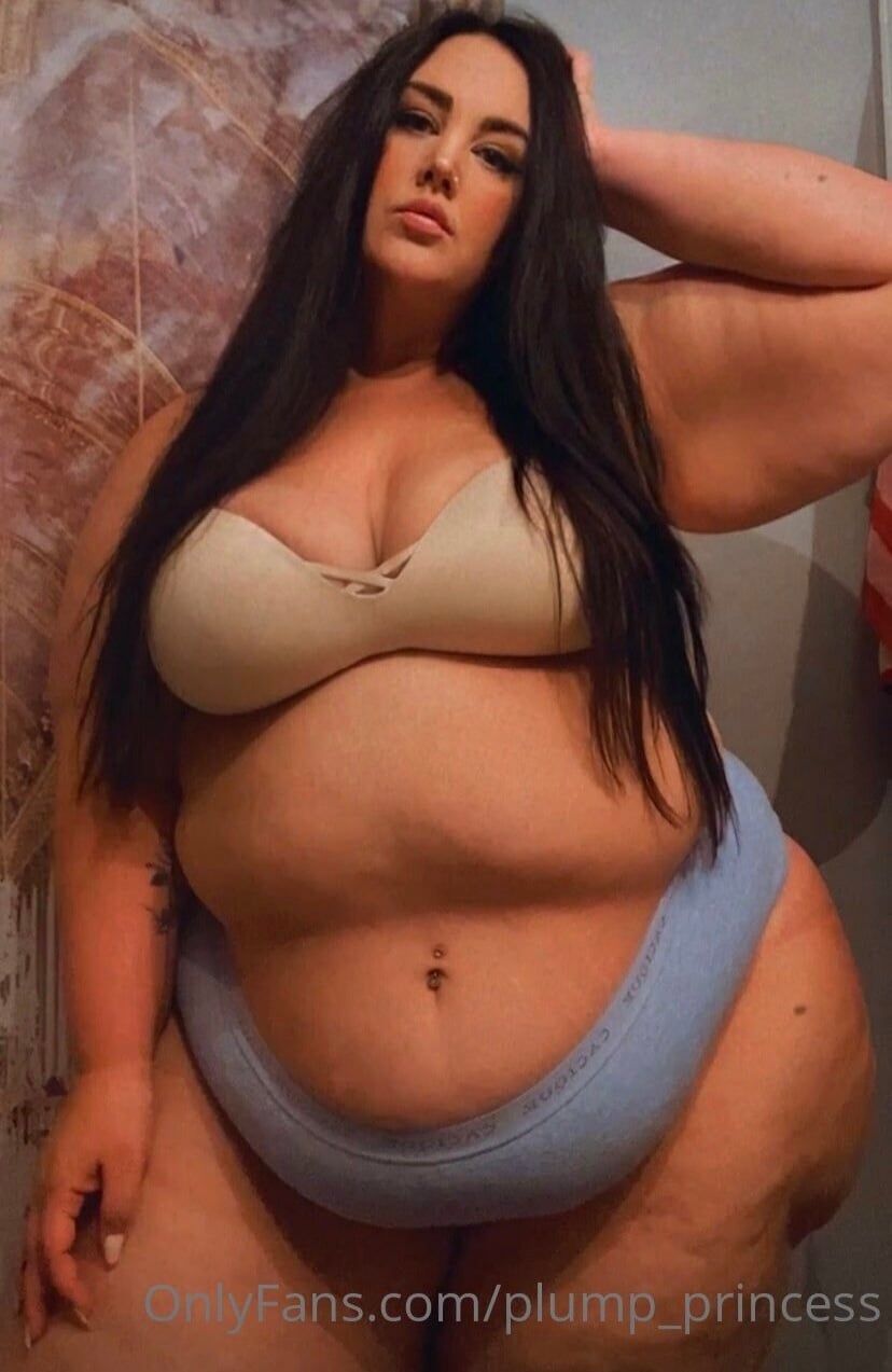 Plump Princess nude 5