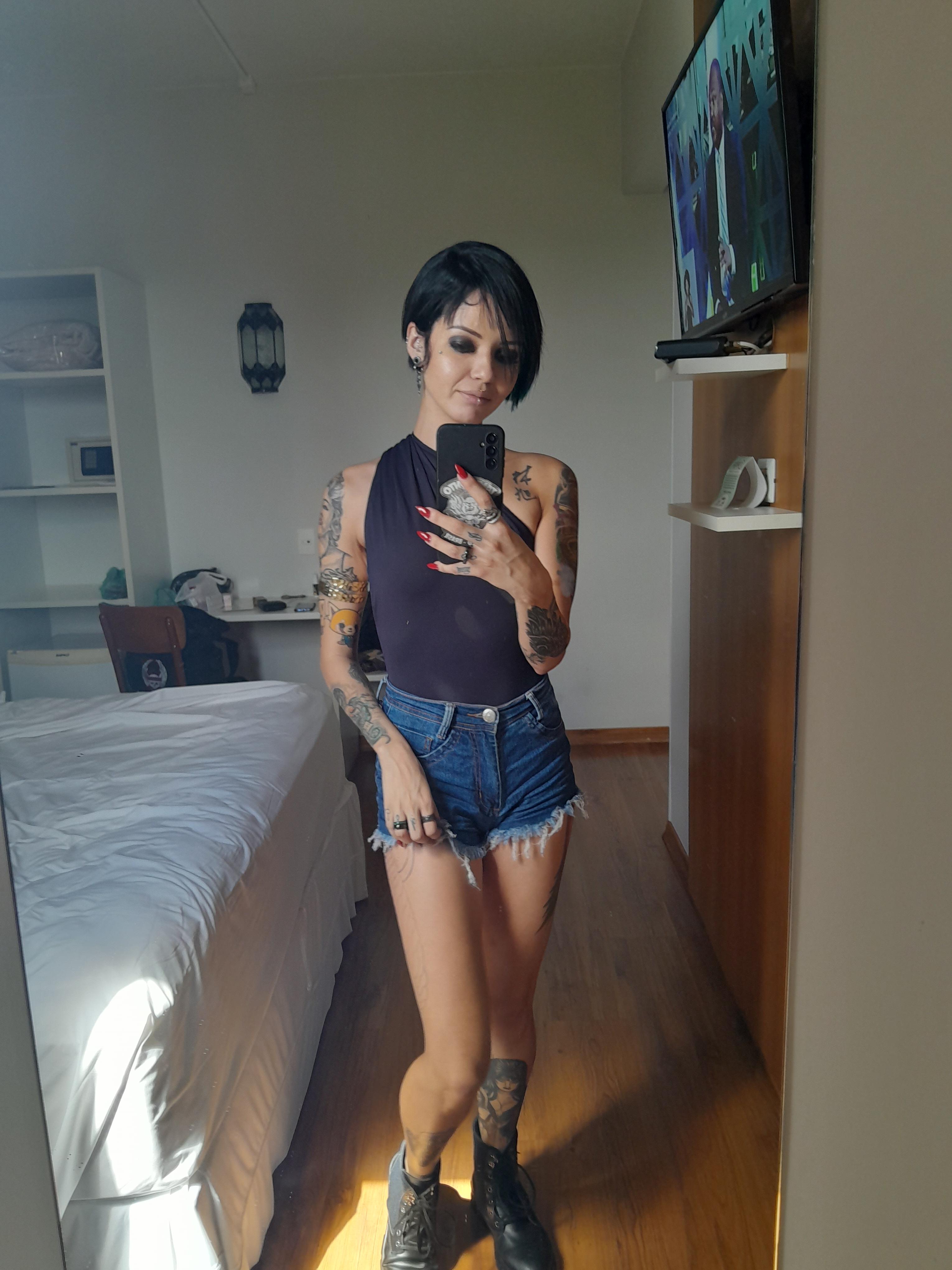 Queen Kimi nude 3