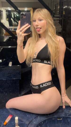 Queen Luna nude 3
