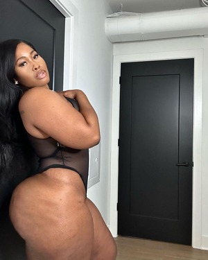 Queen Noushie nude 9