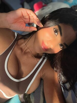Raya Velvet nude 4
