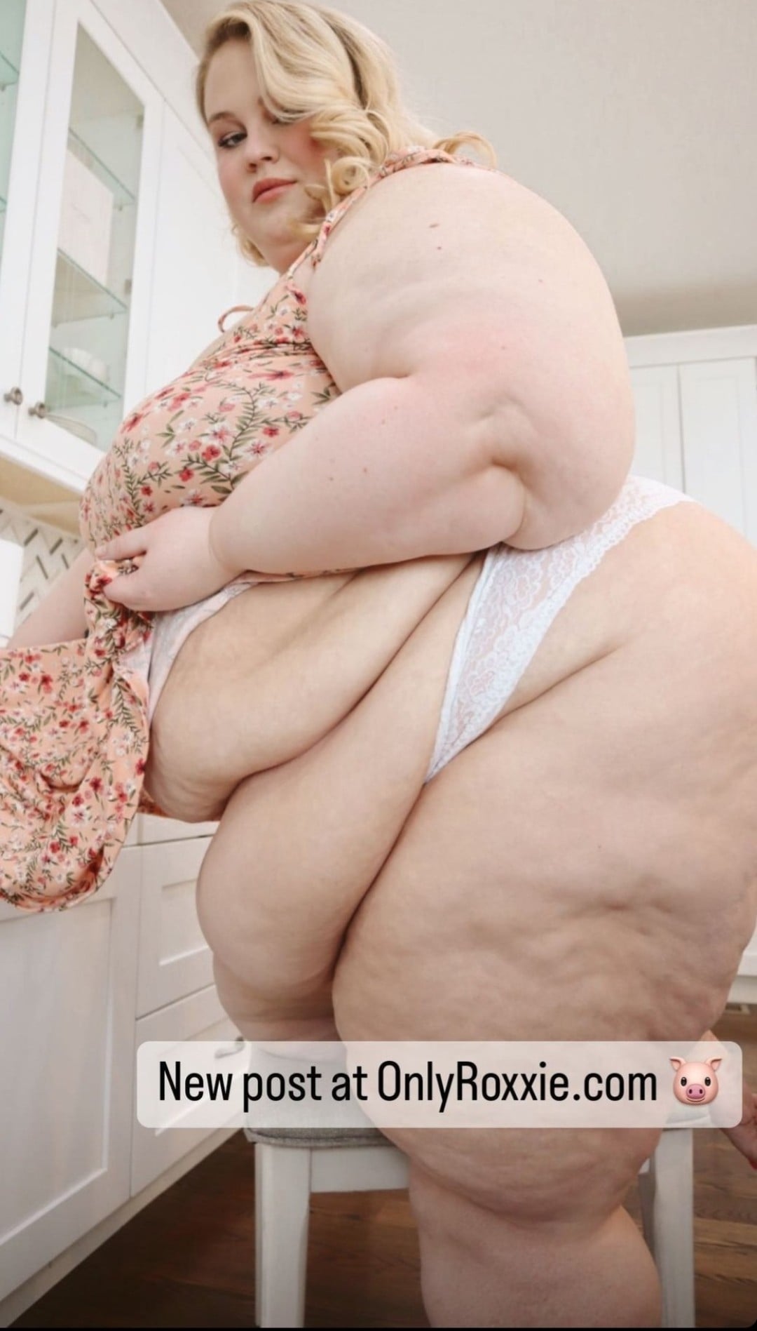 RoxxieYo nude 9
