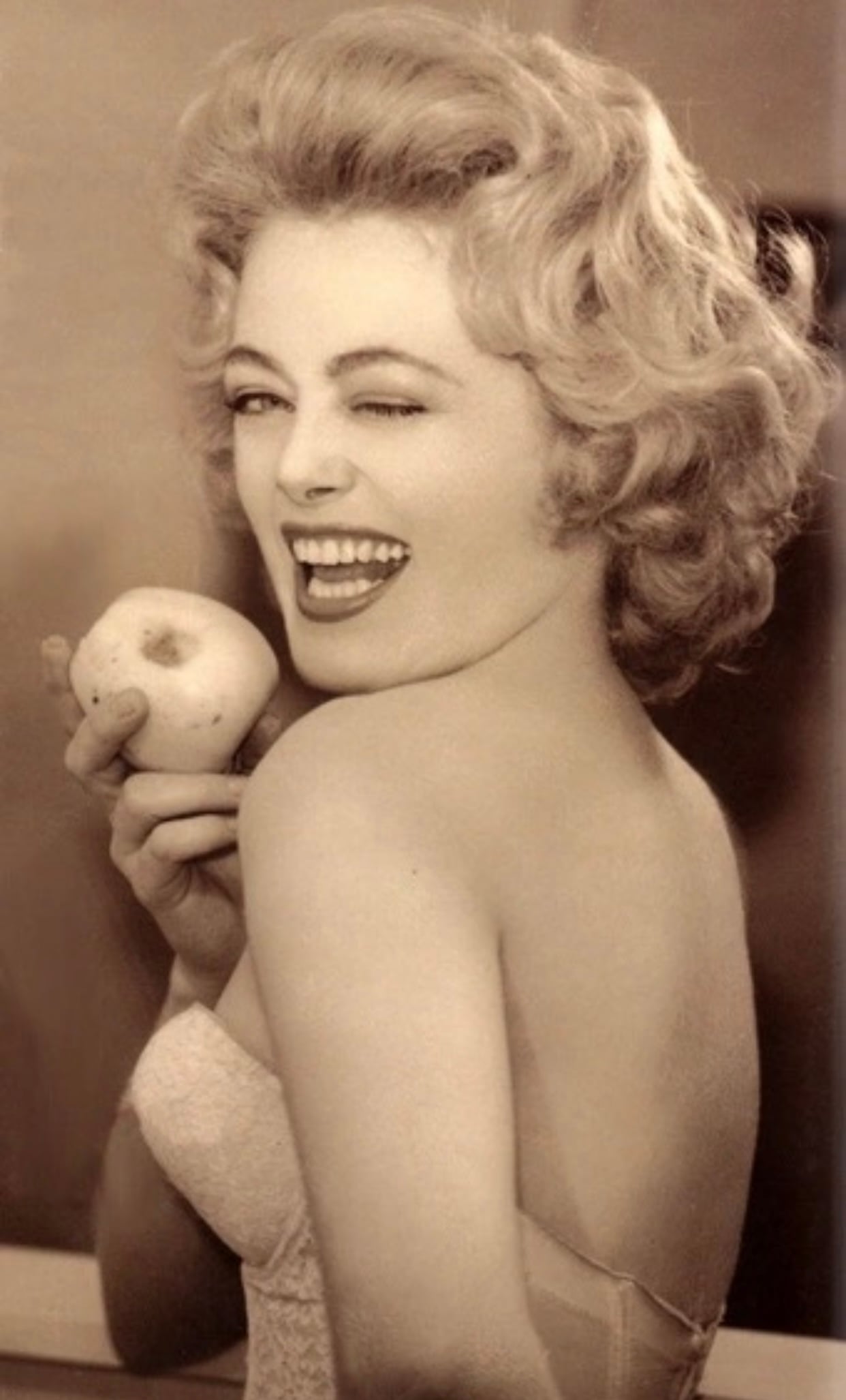 Rue Mcclanahan nude 4
