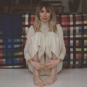 Sarah Carter nude 6