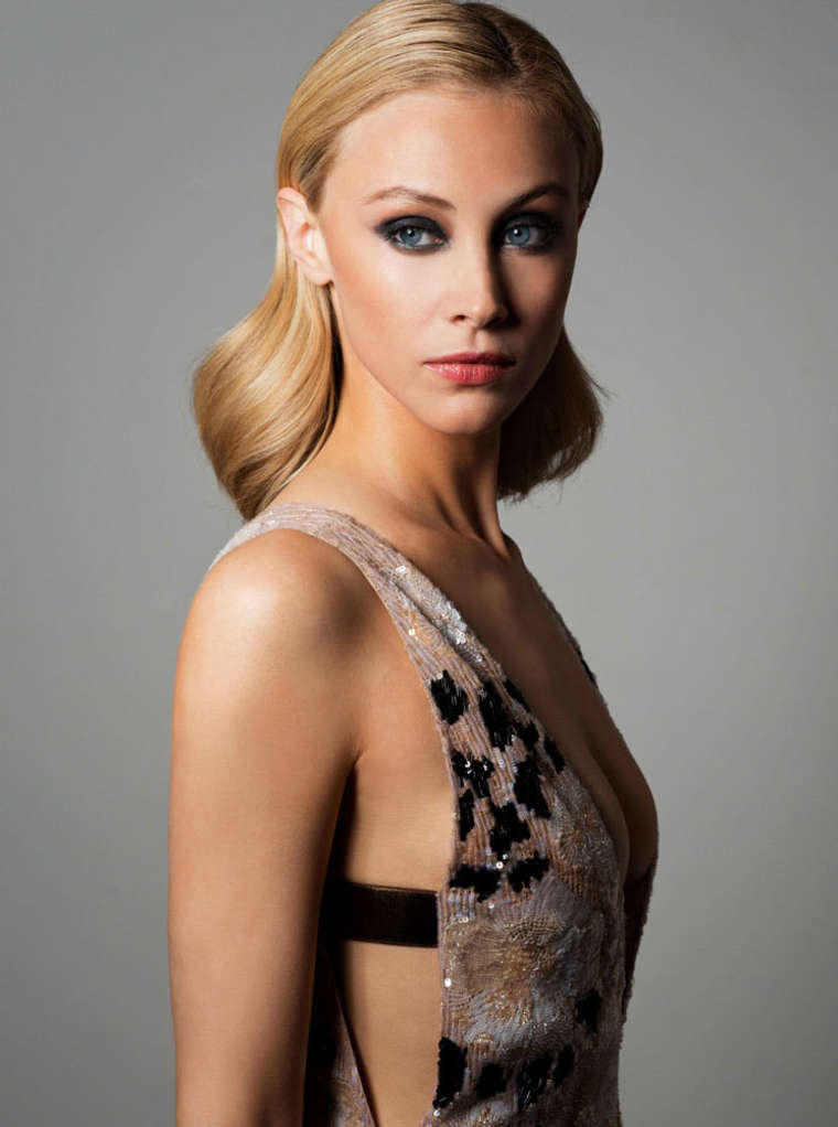 Sarah Gadon nude 5