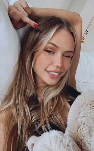 Scarlett Leithold nude 11