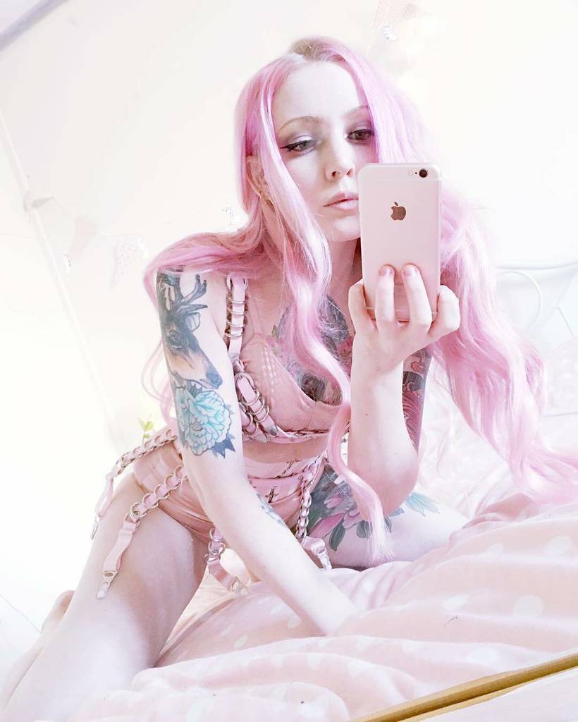Shamandalie Fox nude 6