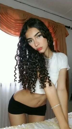 Skinnycurly nude 4