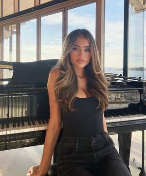 Sophie Stray nude 7