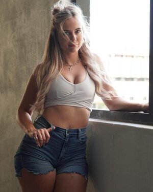 Tayuh Lynn nude 4