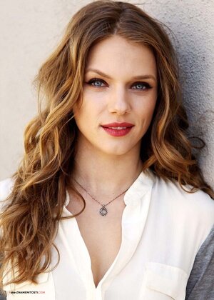 Tracy Spiridakos nude 5
