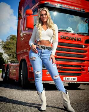 Trucker Baddie nude 4