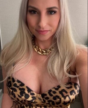Venus Cuckoldress nude 4