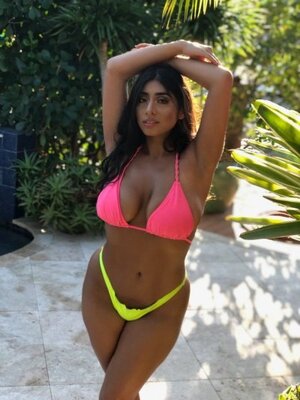 Violet Myers nude 7