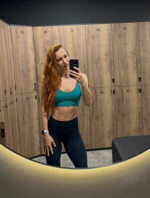 Zrzka Ve Fitku nude 5