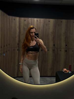 Zrzka Ve Fitku nude 7