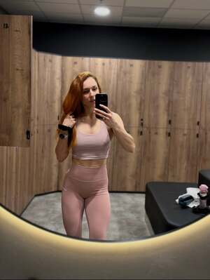 Zrzka Ve Fitku nude 9